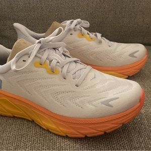 Hoka arahi size 8